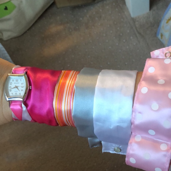 Watch with 6 interchangeable wristbands and set of 5 colorful stud earrings. - Picture 1 of 4